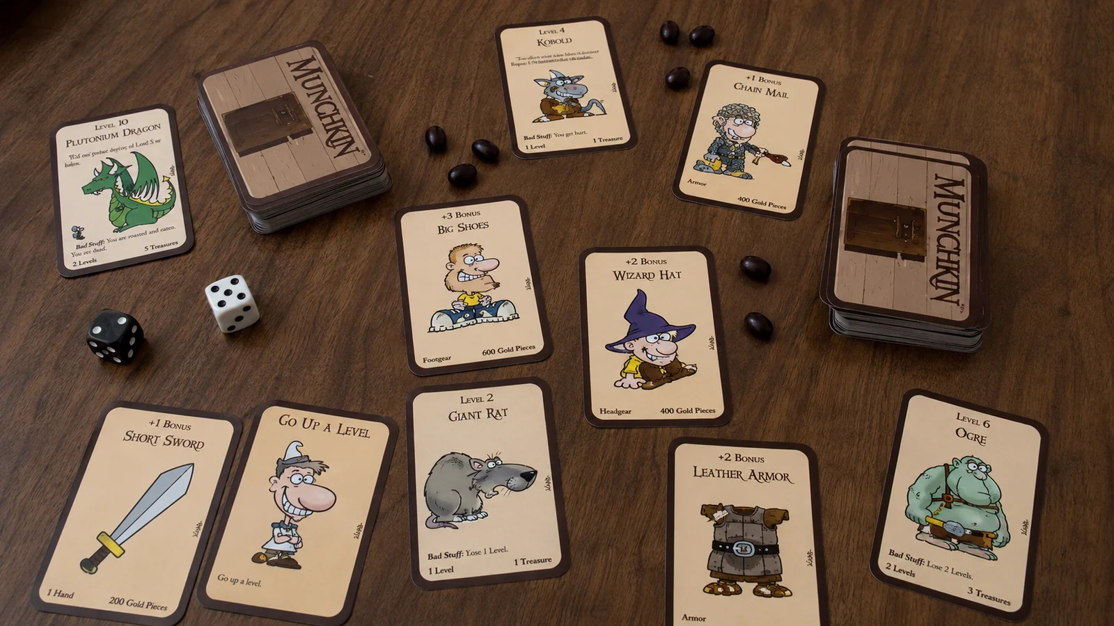 Cartas de board game sobre uma mesa, com dados e elementos de fantasia ao redor