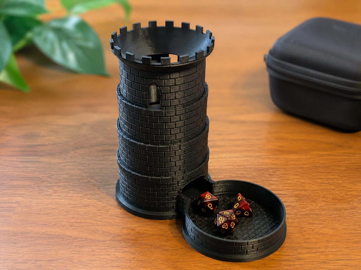 Torre de dados dobrável impressa em 3D, pensada para transporte entre sessões de RPG