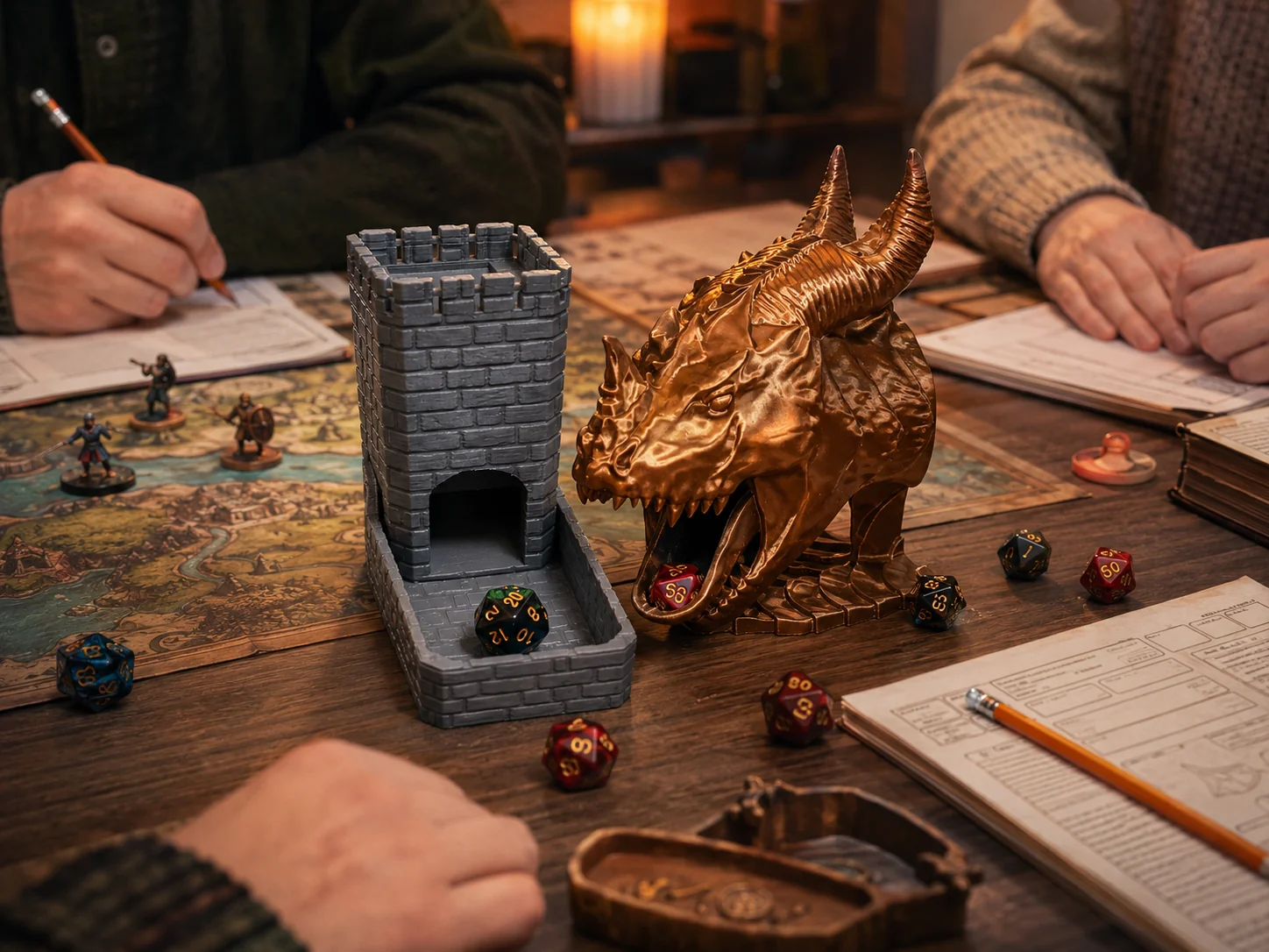 Torres de dados impressas em 3D sobre uma mesa preparada para uma sessão de RPG